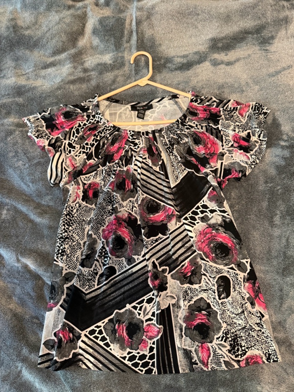 Floral Graphic Flutter Sleeve Top - Black & Pink